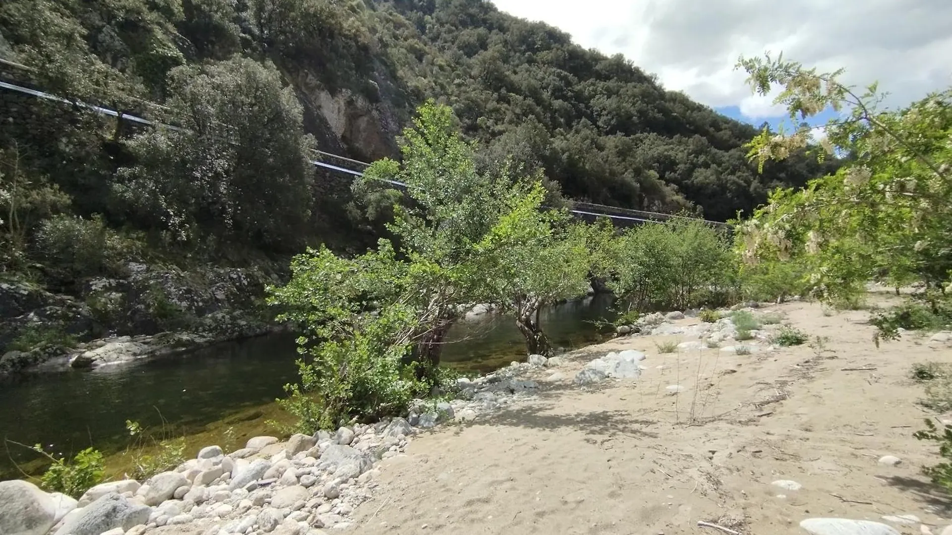 Отель Tiny House Bord De Riviere Beaumont